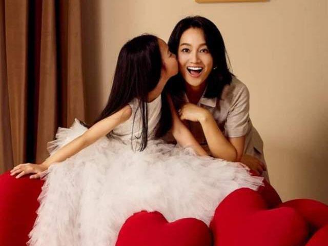 朱丹携8岁女儿拍时尚大片，小小丹正脸首曝光神似周一围