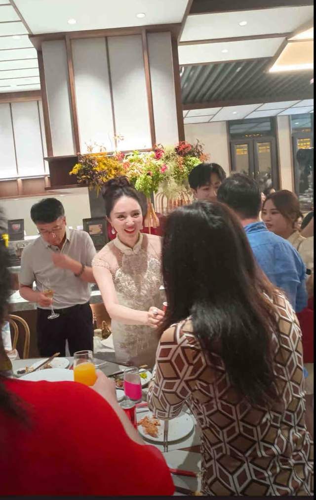 43岁高云翔罕见现身！陪女儿逛街显憔悴，胡子拉碴似路人