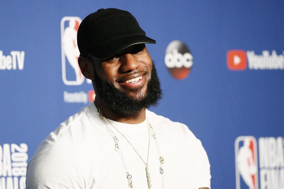 詹姆斯重大决定引爆NBA！湖人票价飙升，退役悬念待解