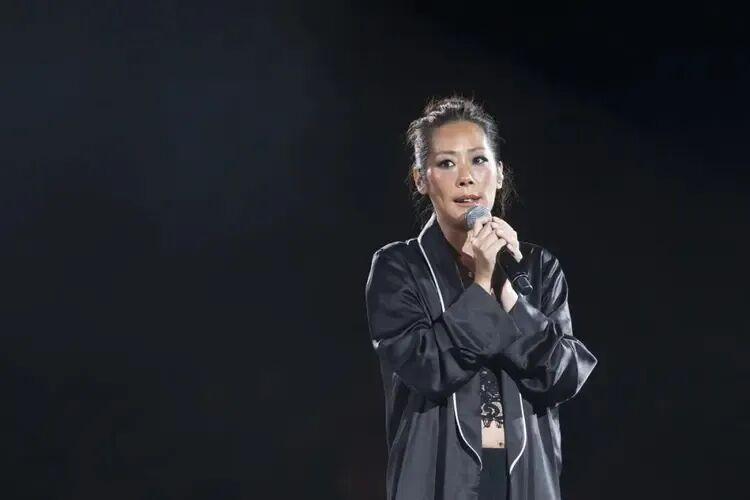 59岁著名歌手关淑怡病危进ICU，曾与王菲齐名“歌坛双后”