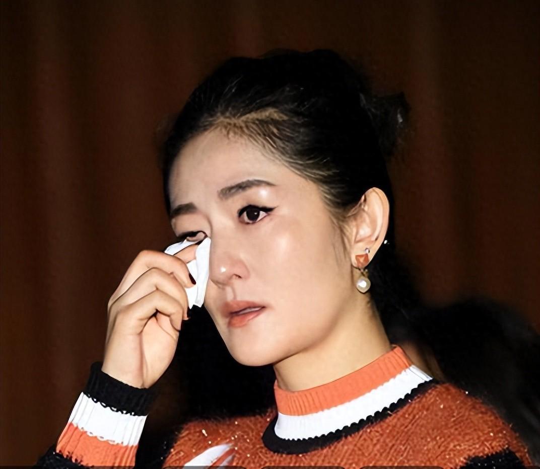 一夜之间被骂惨！央视中秋晚会谢娜主持被群嘲，侯佩岑也惨遭连累