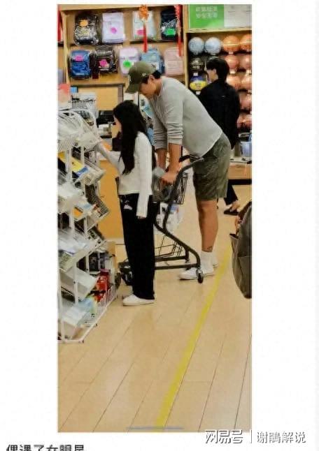 高云翔中秋陪女儿小酒窝购物，父女情深画面温馨