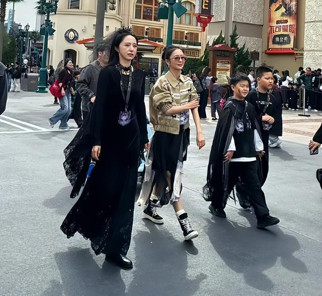 董璇佟丽娅环球影城同框引热议，状态对比成焦点