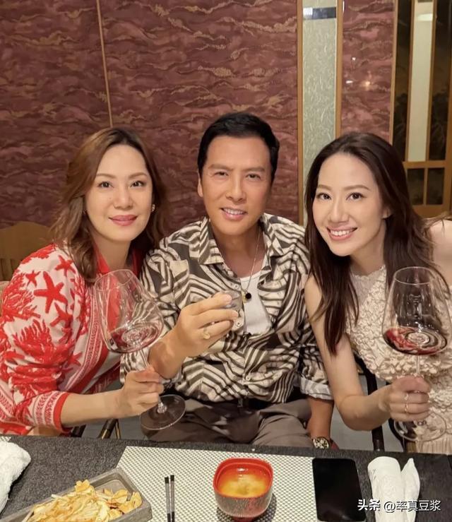 62岁甄子丹与68岁岳母同框引热议，状态对比成焦点