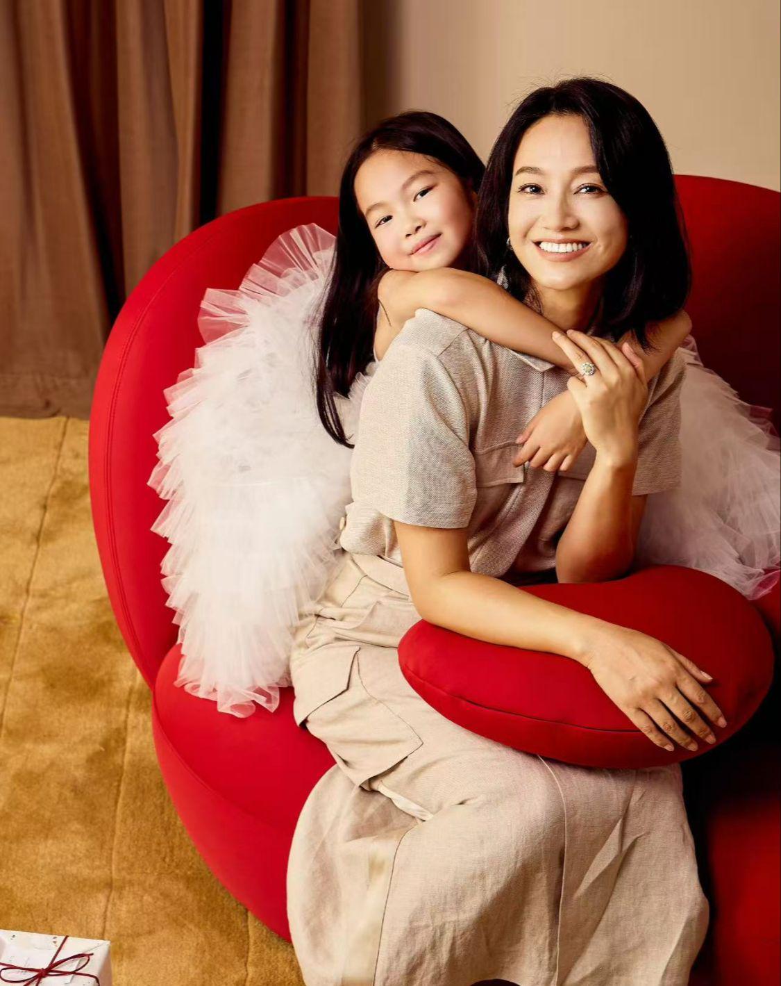 朱丹8岁女儿周念如正面照首度公开，神似周一围引热议