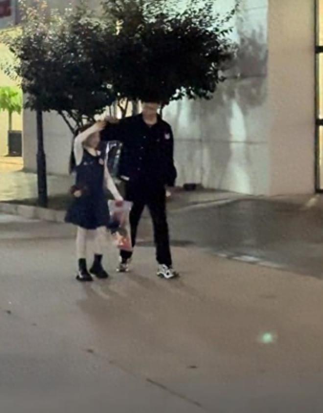 董璇再婚后首与高云翔合体！高云翔陪女儿买文具，表情引热议