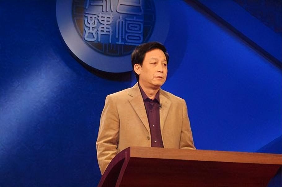 78岁易中天近况：厦大返聘任院长，身体变化引关注，女儿成就耀眼