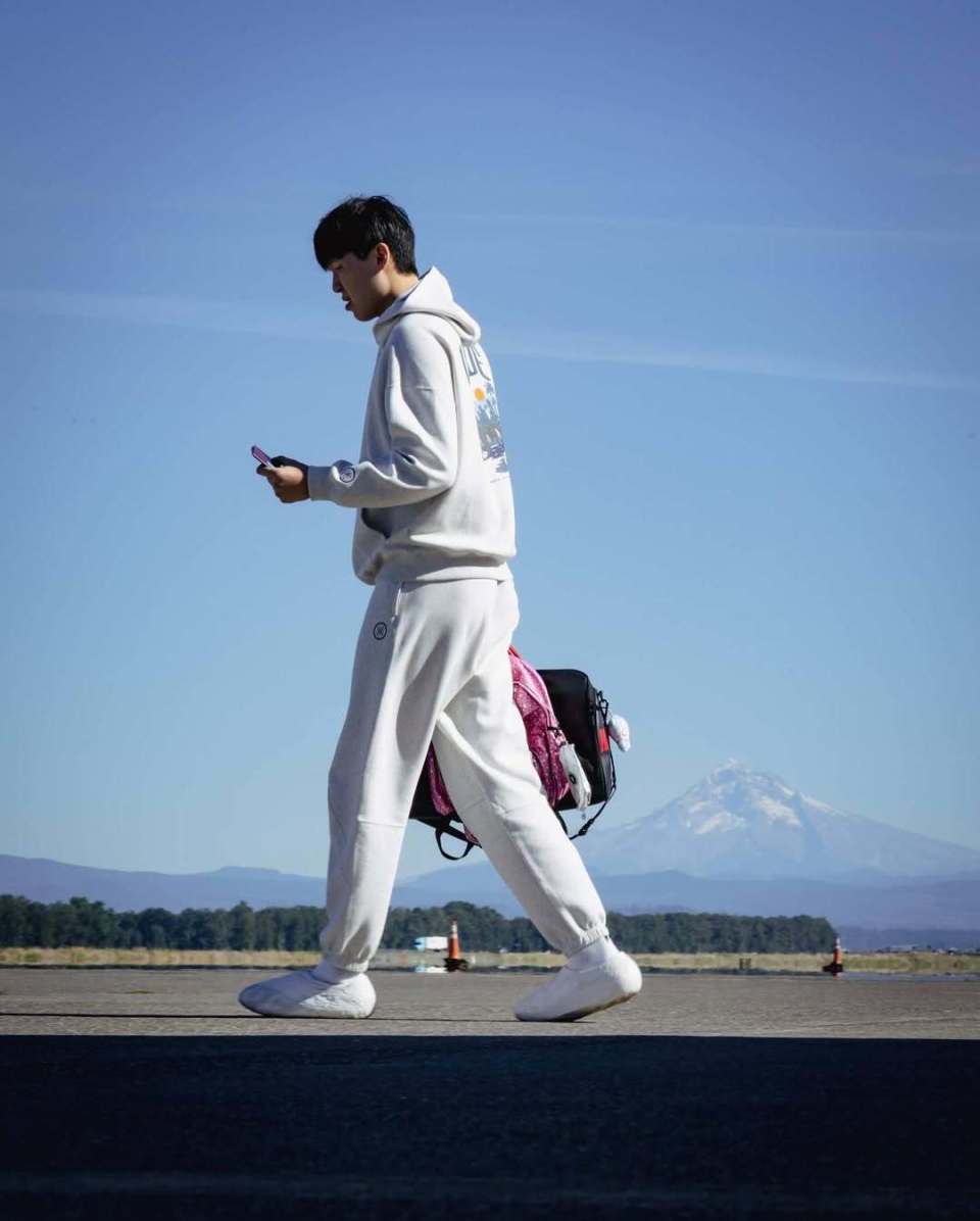 杨瀚森NBA首秀倒计时！粉色小书包亮相，季前赛首战勇士引期待