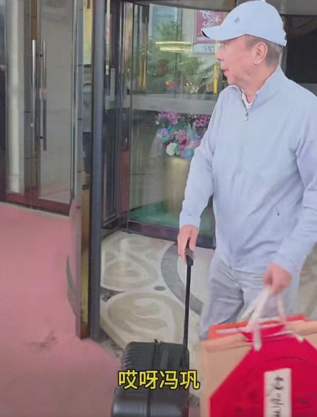 67岁冯巩中秋赴兄家做饭，亲情触动网友心弦