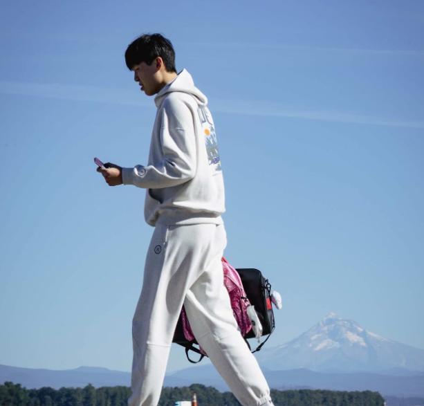 杨瀚森NBA首秀启程！粉红书包见证新秀征程