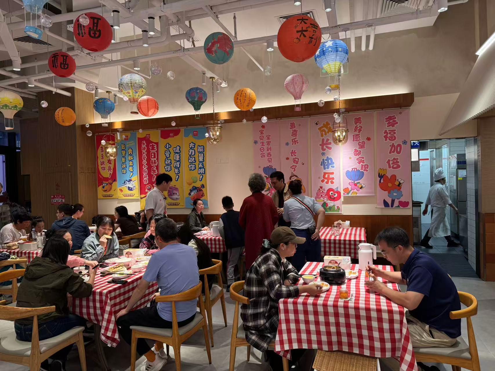 国庆长假餐饮业火爆：四季民福排号数百桌，代排费高达500元