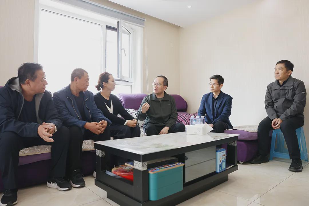 辽宁省公安厅厅长郑艺慰问牺牲民警郑亮家属