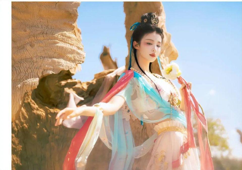 王楚然敦煌舞23秒引爆1.7亿播放，神级腰功再现壁画之美