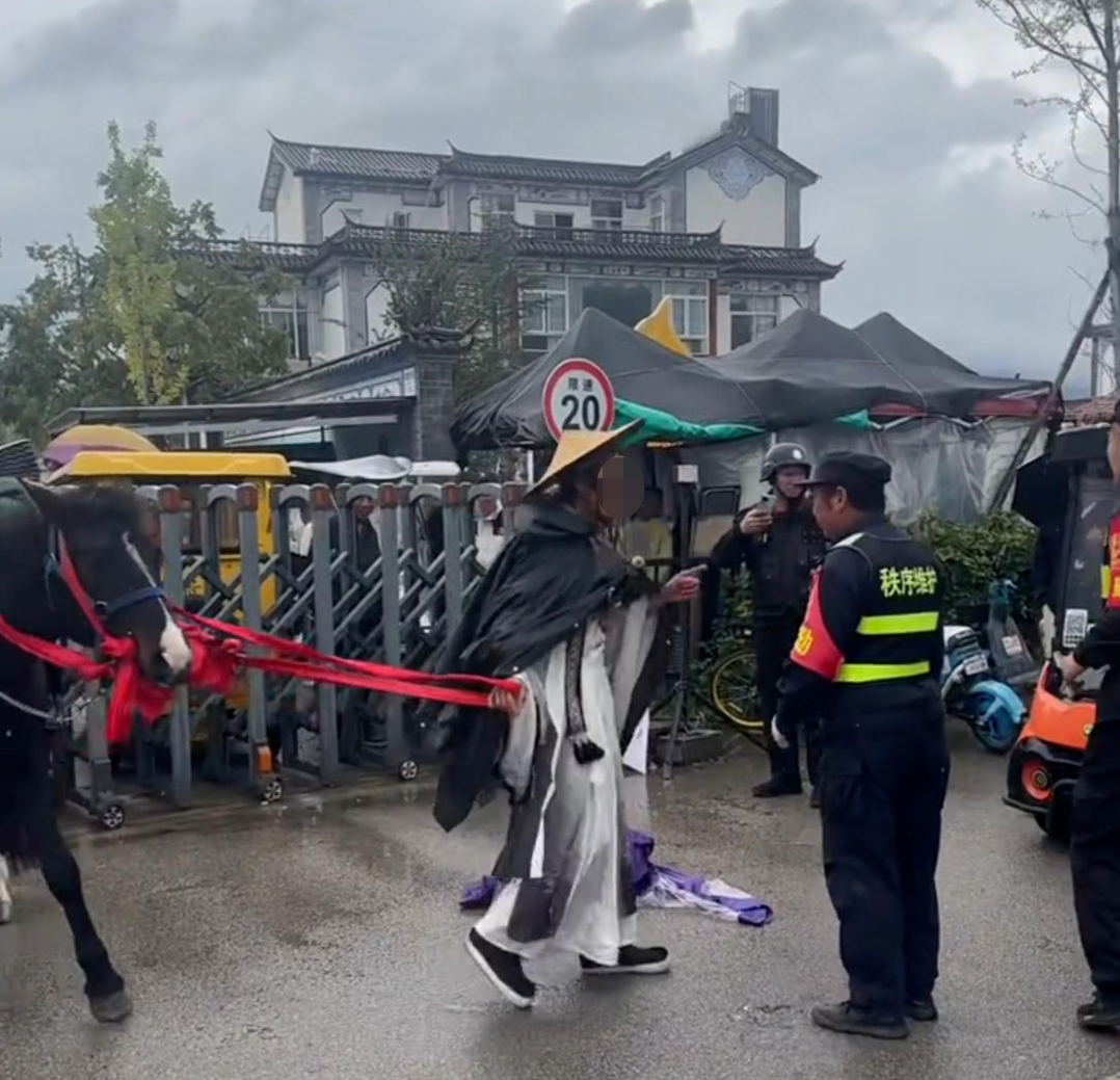 大理洱海廊道骑马冲突：保安阻拦引发争议，当地明确禁止马匹入内