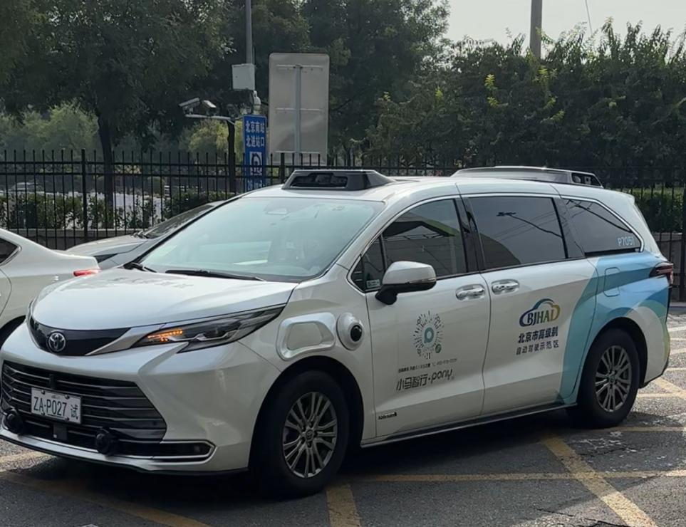 北京三环迎来Robotaxi！记者实测：复杂路况畅行无阻，一口价更省心