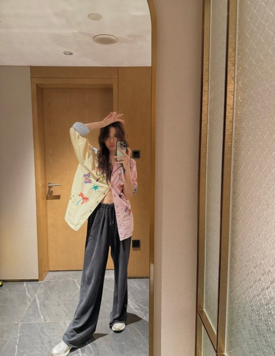 周秀娜比V手势