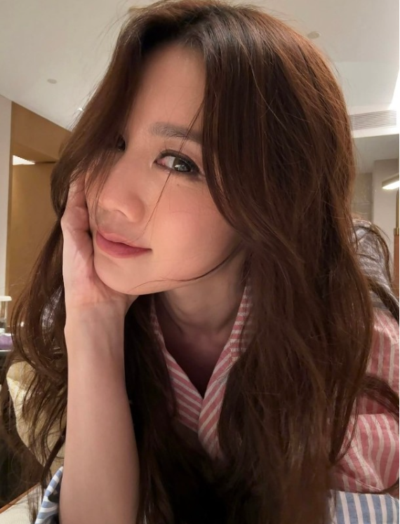 周秀娜亮相林峯佛山演唱会！自拍8式单眼放电引热议
