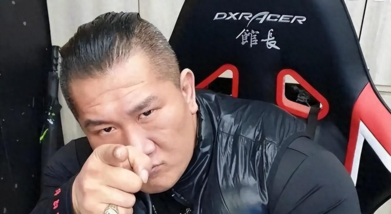“斩狗头”风波后续：台湾网红馆长法院直播吃汉堡，讽刺当局