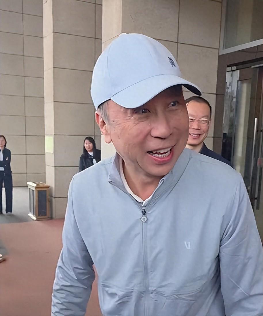 冯巩82岁大哥近况曝光：住天津老房，长相酷似冯国璋，晚年生活温馨