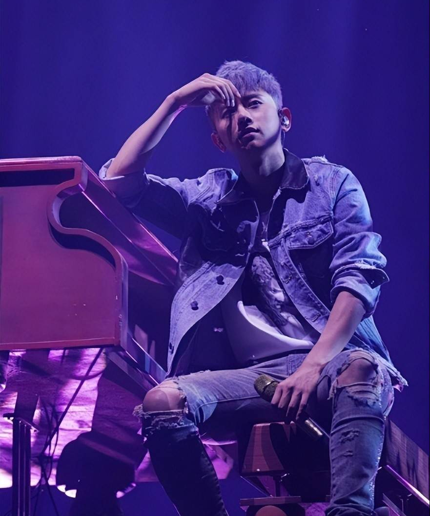 人民日报亲自点名，揭开张杰真实处境，原来韩红一个字都没说错