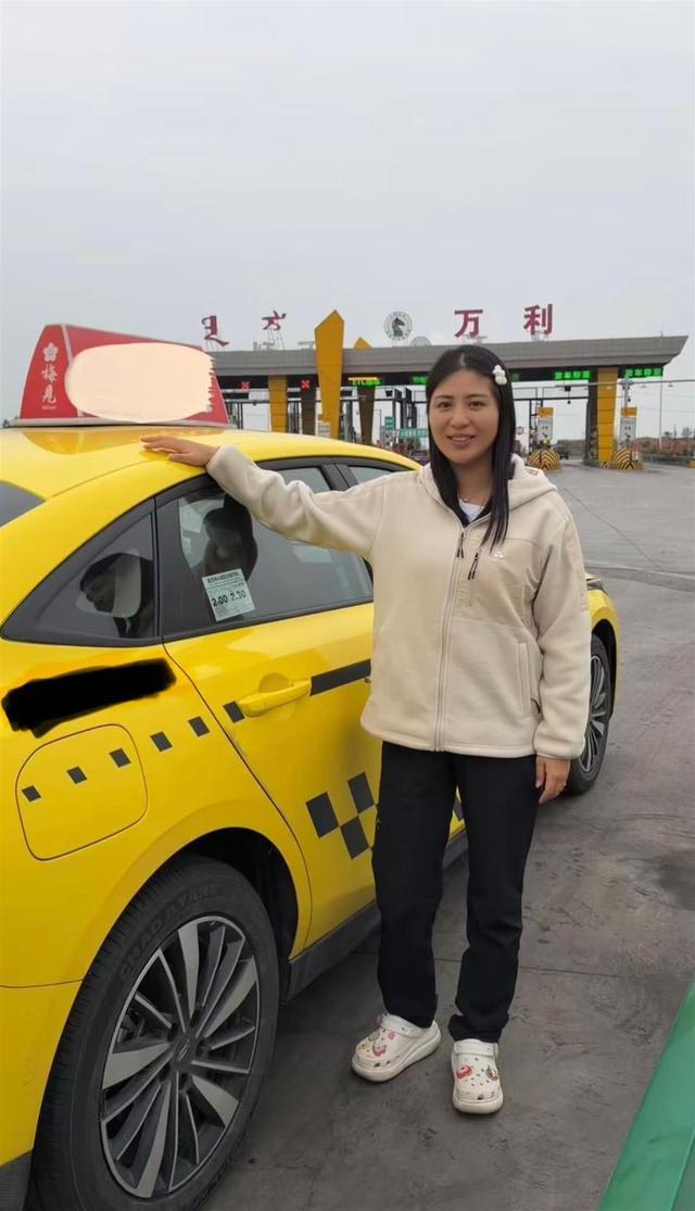 重庆女子乘‘黄色法拉利’出租车横跨1700公里赴内蒙古，计价器爆表引热议