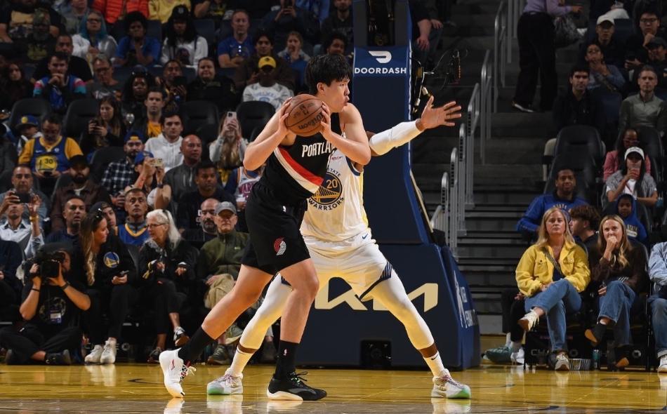2大争议镜头！杨瀚森NBA季前赛遇挑战，重走姚明老路？