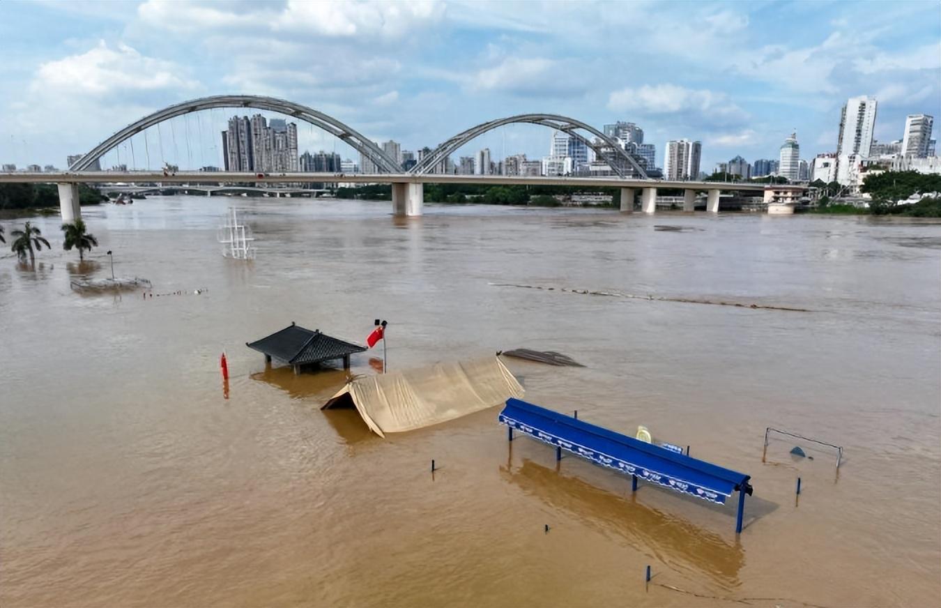 越南溃坝殃及中国，水利设施告急，广西18条河预警，洪峰直抵南宁