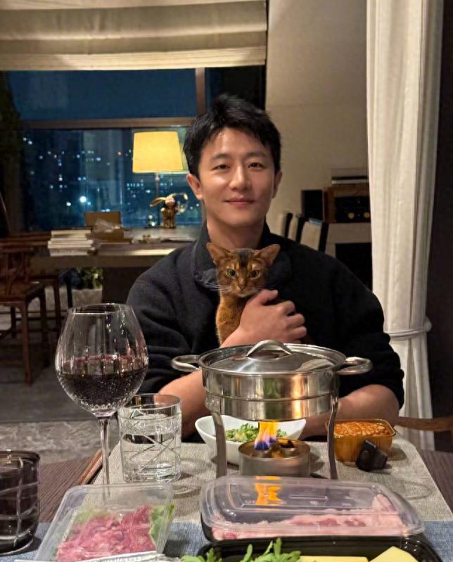 黄轩中秋晒北京豪宅，携女友与两只爱猫共度佳节
