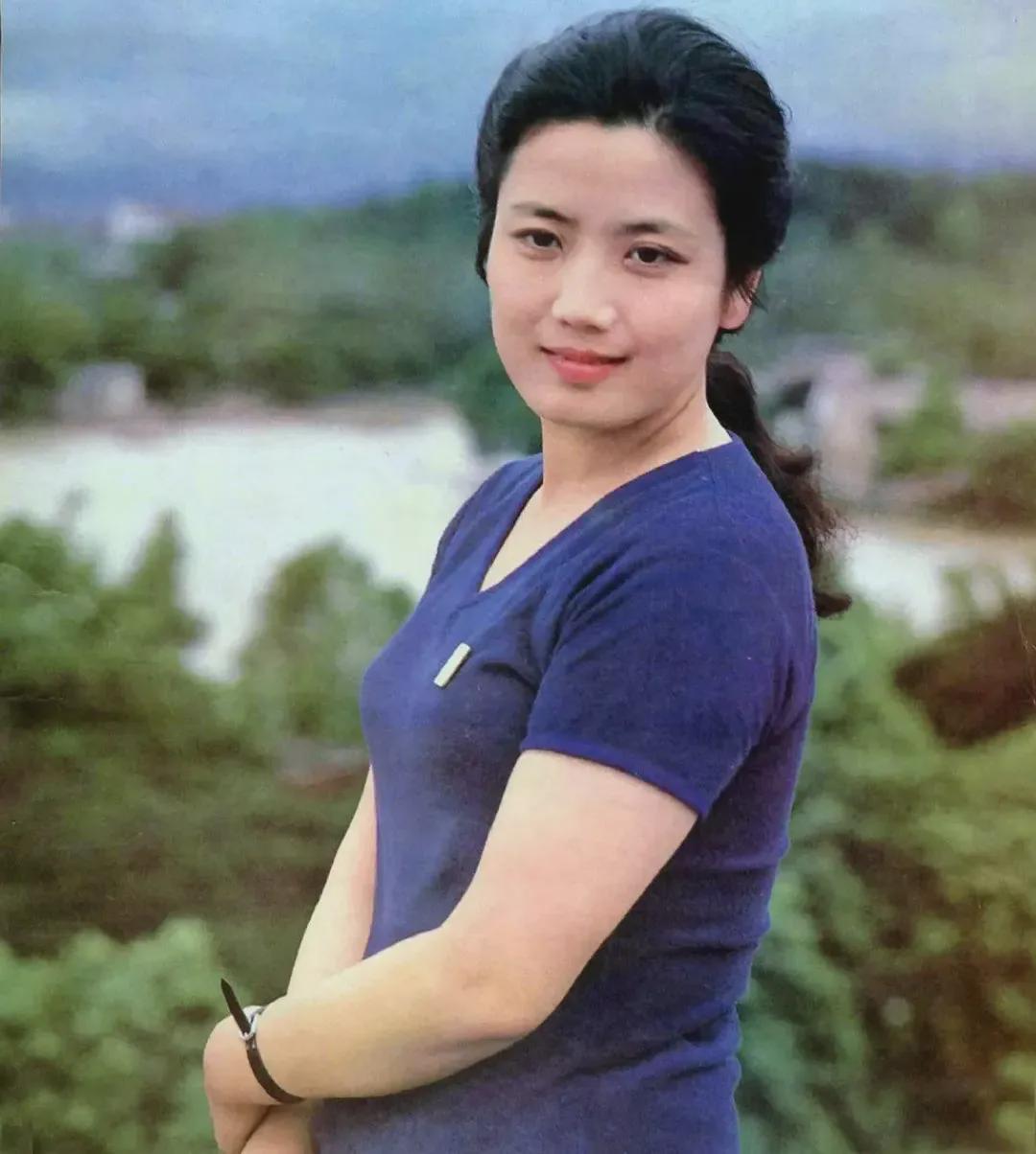 全家移民加拿大，息影后跟丈夫卖薯片，双料影后李秀明现状如何？