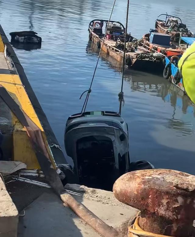 福建平潭白色轿车凌晨坠海，车辆司机遗体已打捞，原因待查