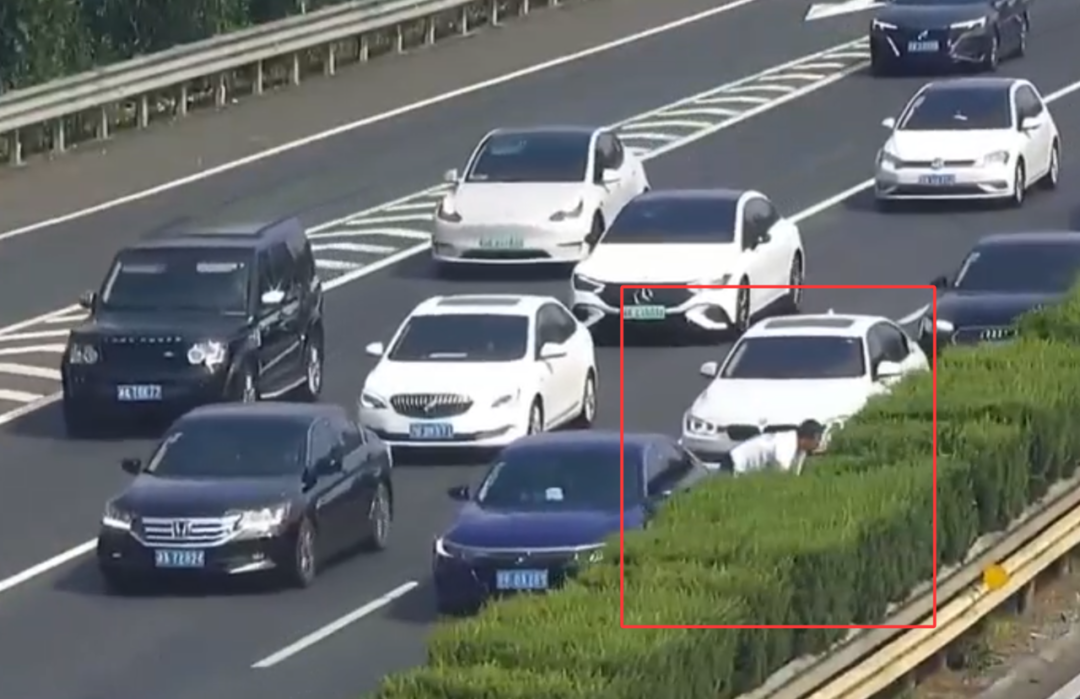 惊险！杭州高速夫妻停车翻找金项链，险酿大祸