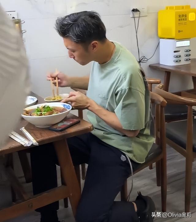 谢霆锋重庆街头吃面显沧桑，与老奶奶合影尽显亲和力