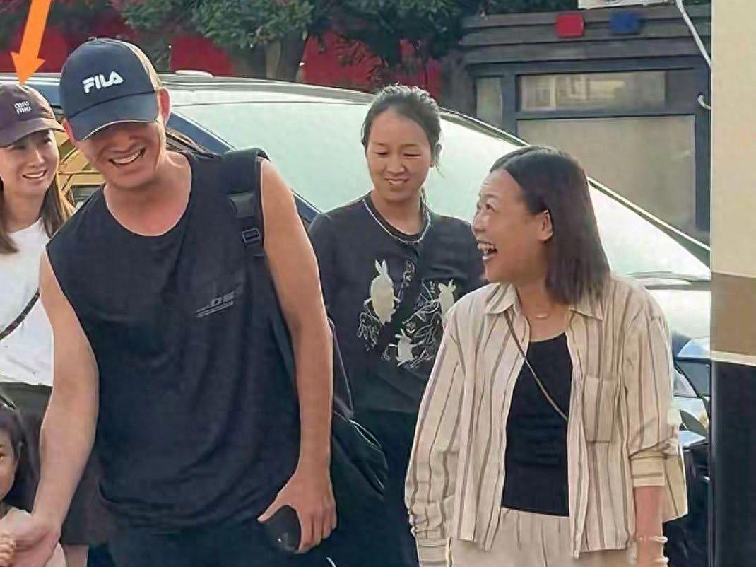 王阳一家三口逛街温馨画面曝光！女儿神似妈妈，素颜妻子气质出众