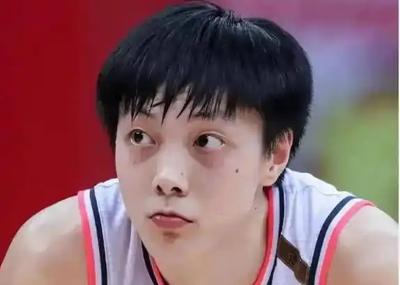 胡明轩与杨舒予：篮球界的金童玉女，高颜值组合引期待