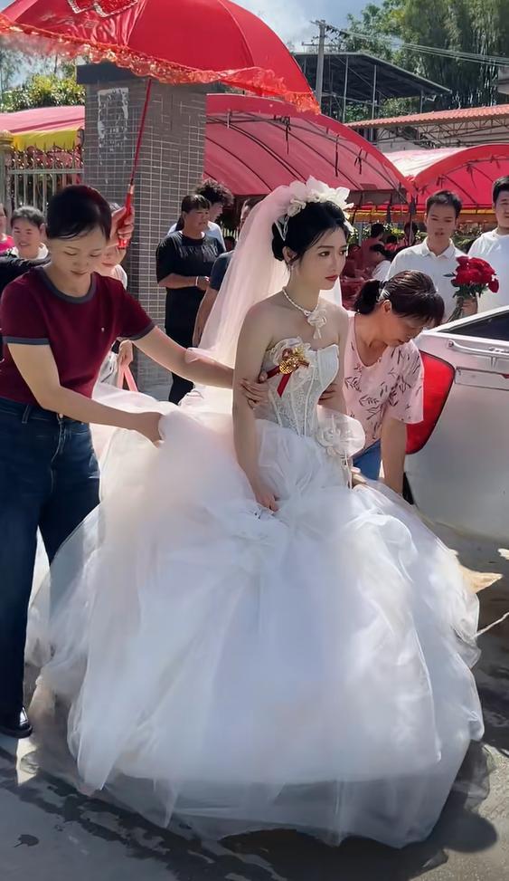 广西婚礼新娘惊艳全场，网友：新郎前世修来福气