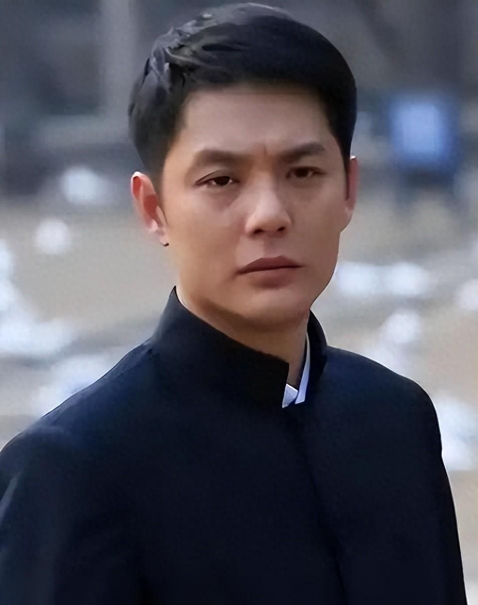 52岁傅程鹏：一婚娶学妹，二婚娶歌手，凭《沉默的荣耀》再爆红