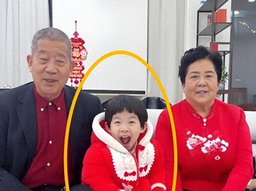 6岁小天赐：高龄父母生育抉择下的童年真相