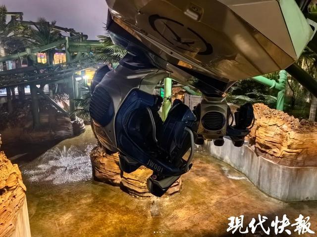 北京环球影城‘飞越侏罗纪’故障：游客雨中悬挂半小时引关注