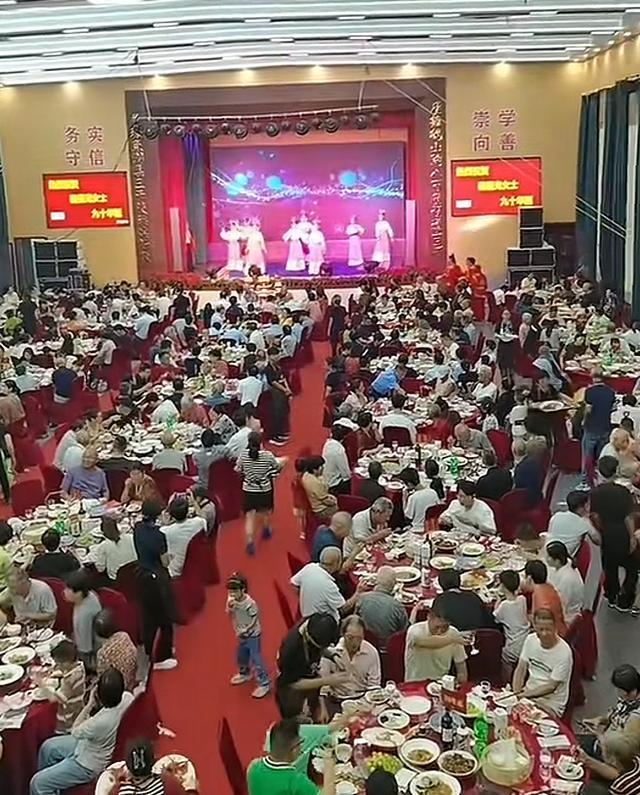 浙江金华富豪王敏文为母庆90大寿，88桌宴席捐60万做慈善