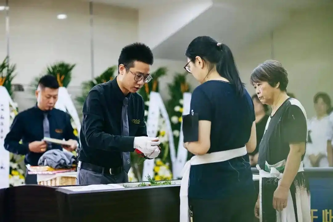 中国殡葬业巨变：年轻人推动行业转型，刚需神话破灭