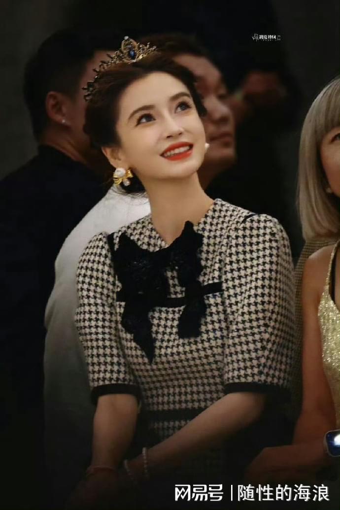 Angelababy上海时装周惊艳亮相 皇冠造型引爆颜值热议