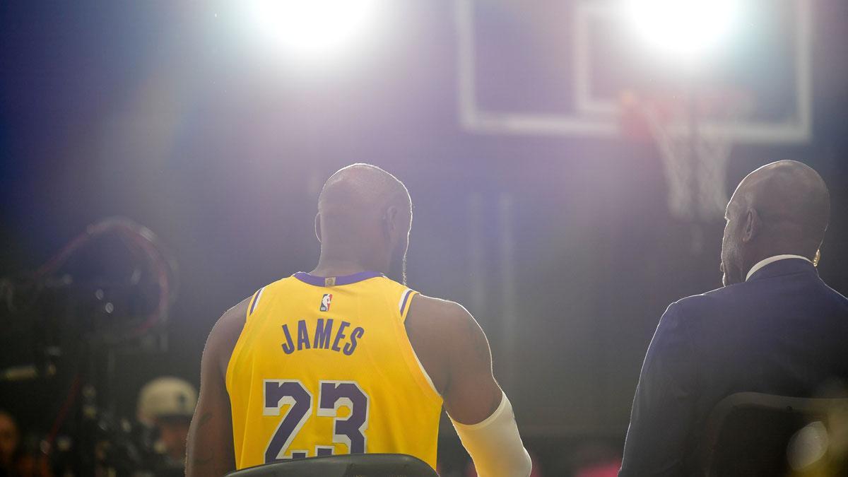 深度解析：勒布朗·詹姆斯未来对湖人交易策略的影响