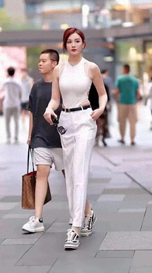 罕见高挑匀称身材女性，气质与比例令人惊艳