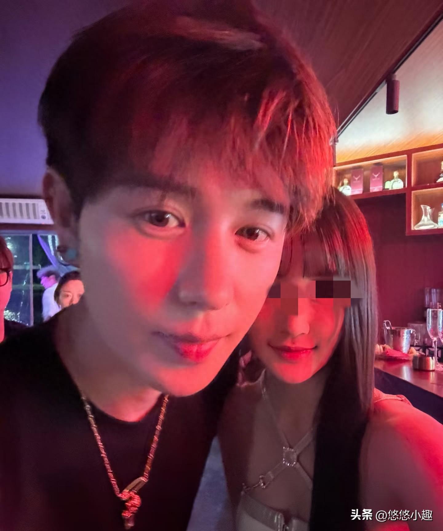 千万网红童锦程恋情曝光！聊天记录与近照引热议