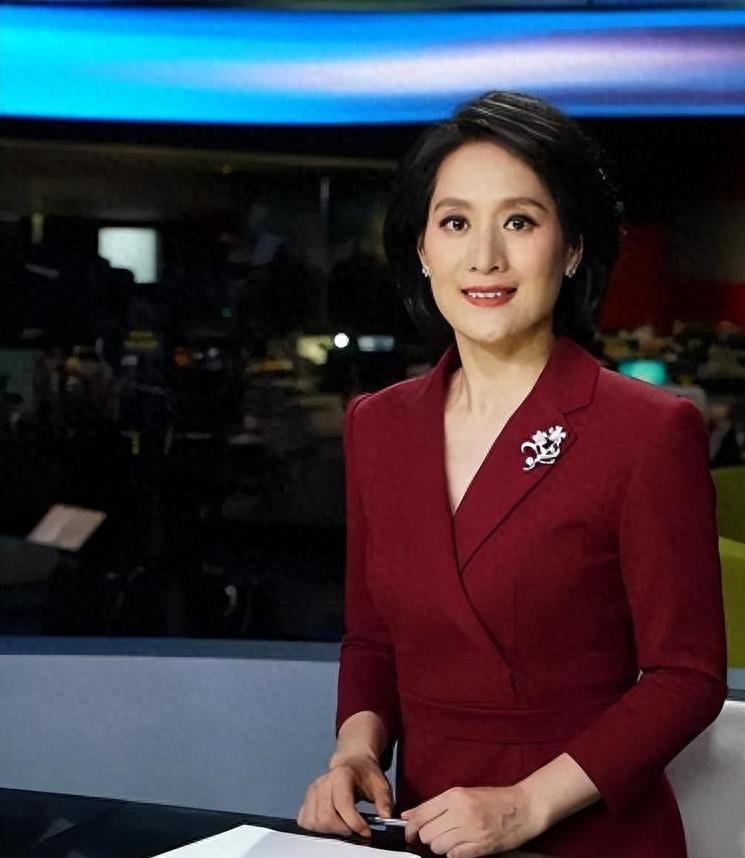上海当家主播何婕，嫁二婚同行育女，曾获顶级荣誉，丈夫原来是他