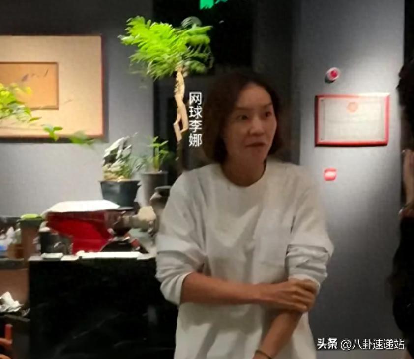 李娜独自现身火锅店引热议，生图曝光瘦成皮包骨，姜山未现身成谜