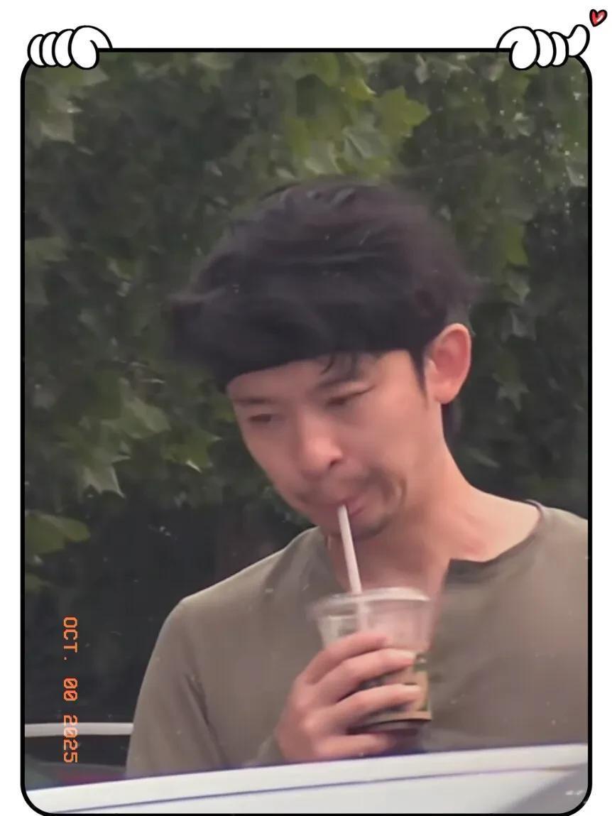 董子健带8岁女儿大福逛公园，父女同框画面温馨引关注