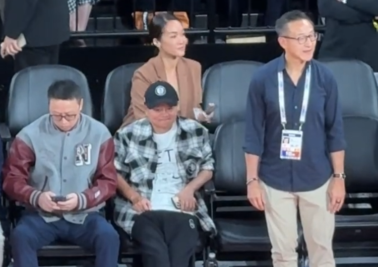 马云澳门现身观战NBA中国赛，身着篮网T恤引关注