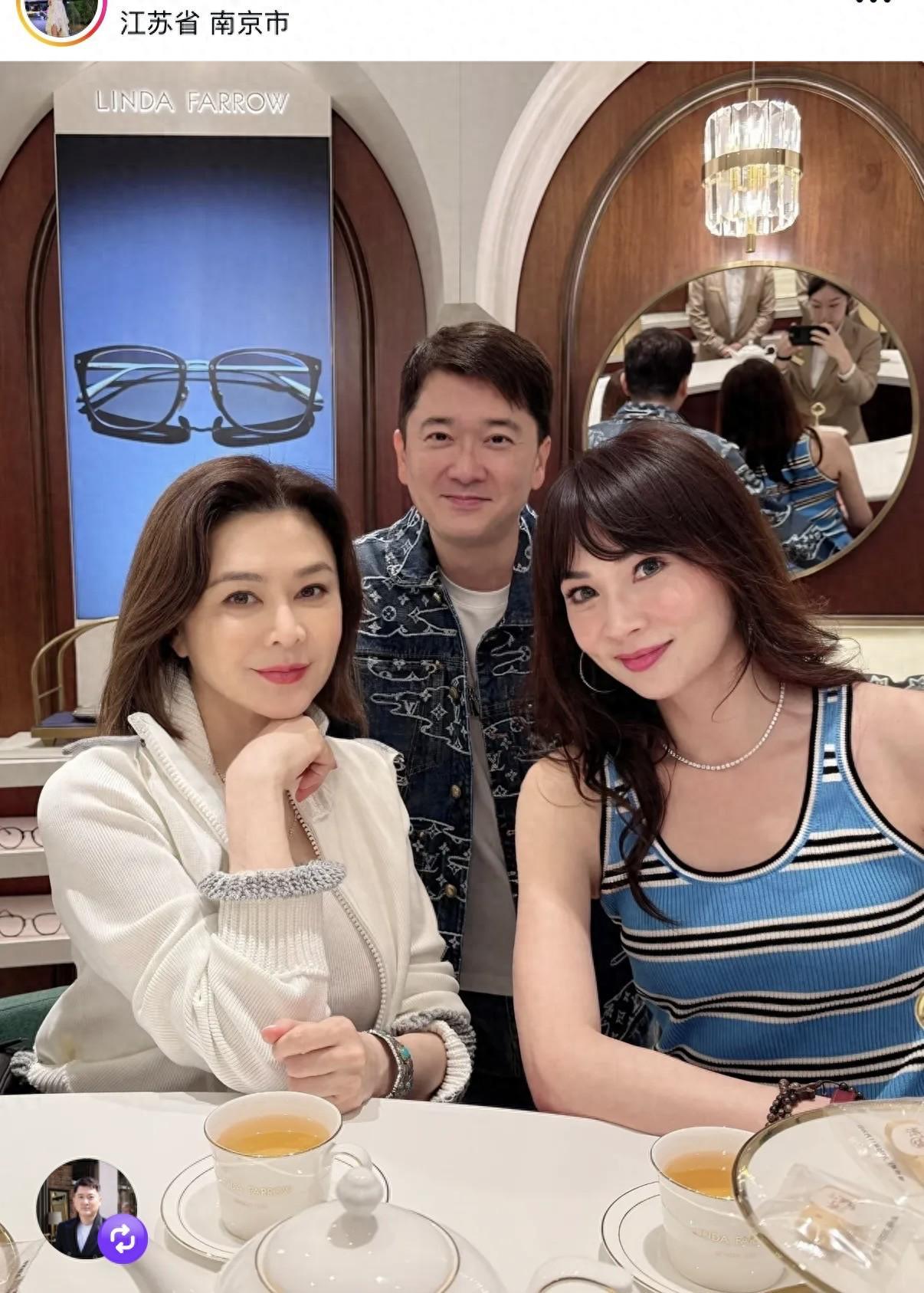 64岁关之琳优雅现身南京眼镜店，与老板娘共品下午茶引关注