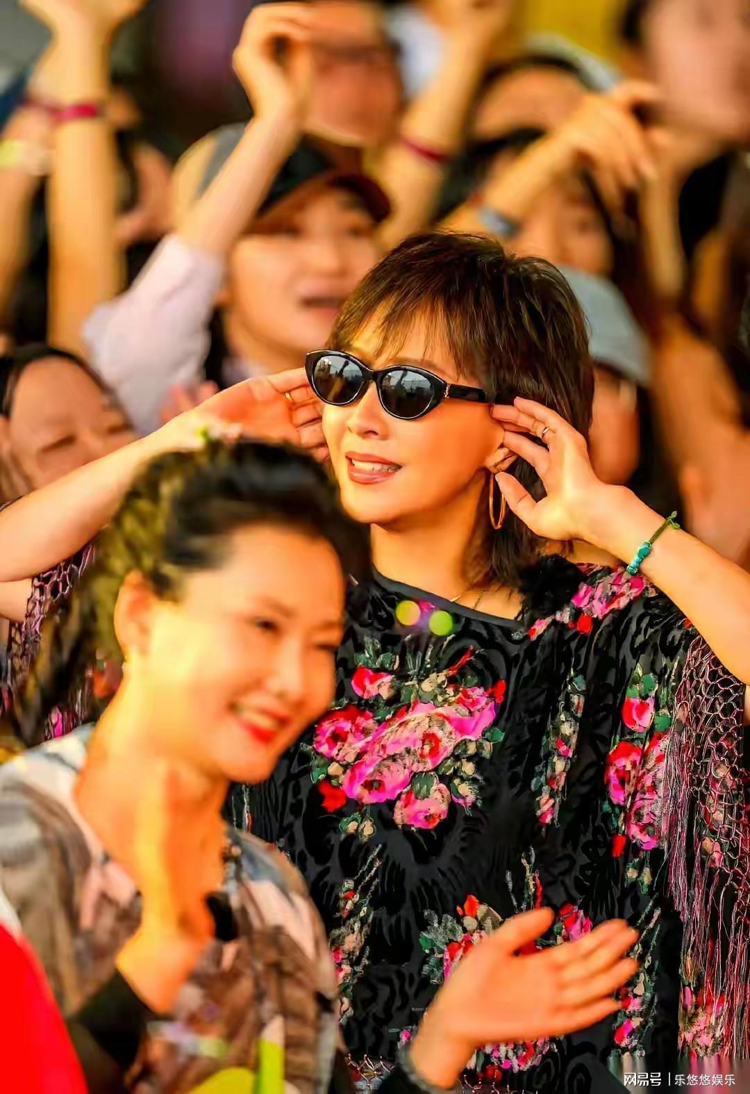 刘嘉玲何赛飞同框引热议：气场女王VS柔情美人谁更胜一筹？